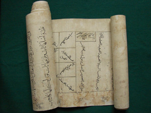 Крымчанам показали древний свиток родственницы пророка Мухаммеда