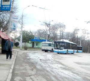 В Крыму троллейбус проехался по челюсти, а автобус — по ноге пешехода
