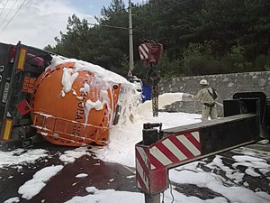 ЧП в Крыму: из перевернувшегося бензовоза вытекли тонны нефтепродуктов