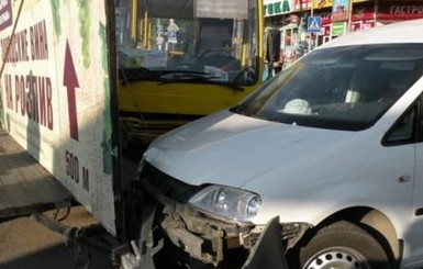В Симферополе водитель маршрутки потерял сознание и сбил людей на переходе