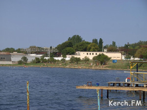Курортники в Керчи плавают в фекалиях