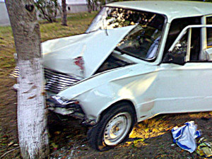 В Симферополе водитель на полной скорости выпал из авто