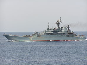 Российский военный корабль готовится к отплытию из Севастополя