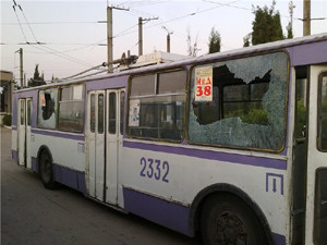 В Севастополе неизвестные расстреляли троллейбус