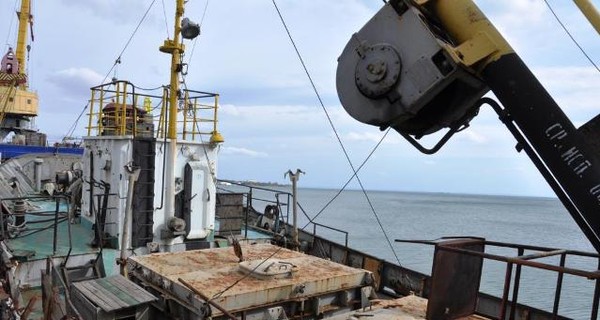 В Крыму тонет судно с нефтью