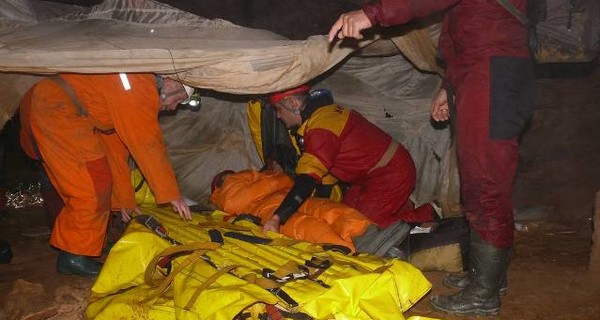 Три десятка человек спасали в Красных пещерах спелеолога из Черкасс