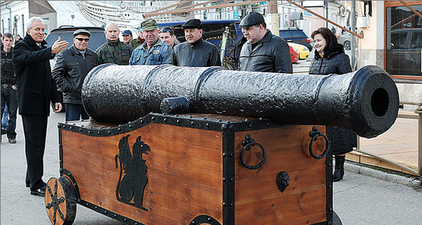 Федосийцам показали пушку, выстрелами которой приветствовали Айвазовского