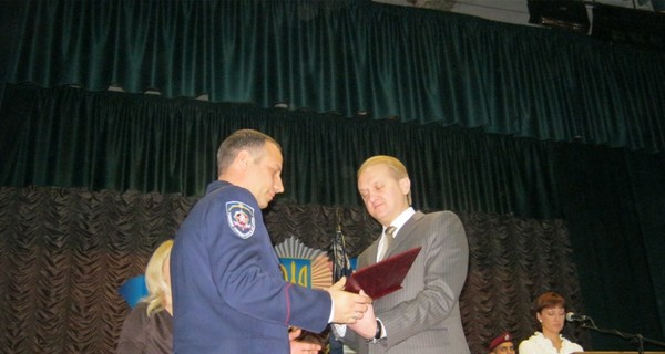 Совмин подарил главному милиционеру Крыма картину