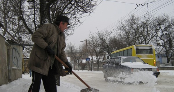 Из-за снегопада крымчане калечатся и попадают в аварии
