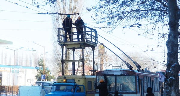 Жесткие морозы в Крыму массово рвут провода и 