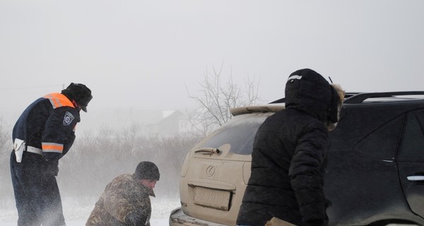 Снежная атака-2: В Крыму машины застревают в метровых сугробах, десятки сел - без света