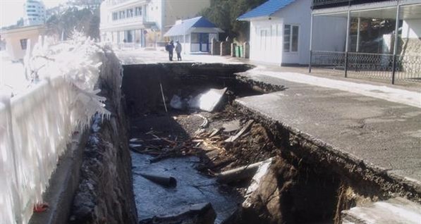 Небывалый шторм раскурочил набережные в Крыму и снес спасательную станцию 