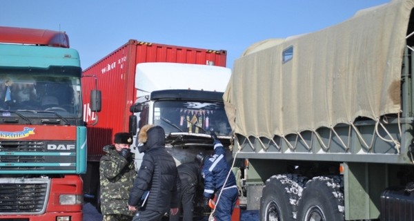 На трассах Крыма легковушки и автобусы спасают моряки