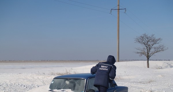 Снежный коллапс в Крыму: ветер срывает крыши, валит деревья, на дорогах заносы