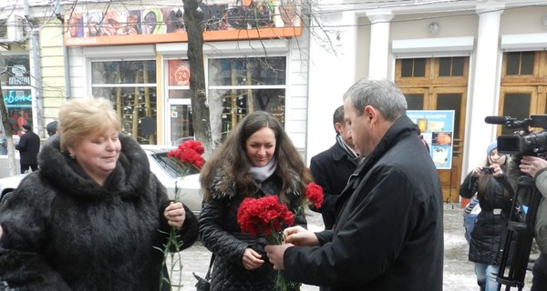 В Симферополе депутаты целовали прохожих и дарили им цветы 