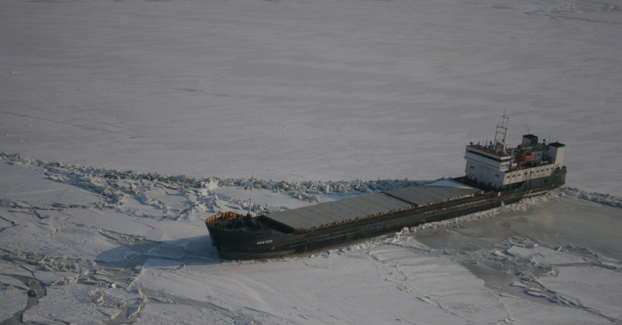 На скованных льдом суднах заканчиваются продукты