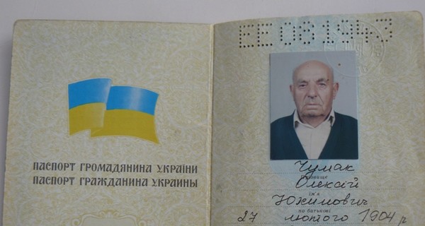 Старейший крымчанин в 108 лет грызет пряники, читает газеты и хлопочет по хозяйству 