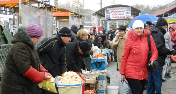 Стихийная торговля в Симферополе: ликвидировать нельзя оставить