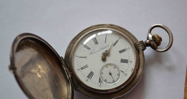 В Симферополе у россиянки отобрали старинные часы