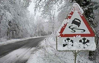 Снегопад не дает машинам проехать в Алушту