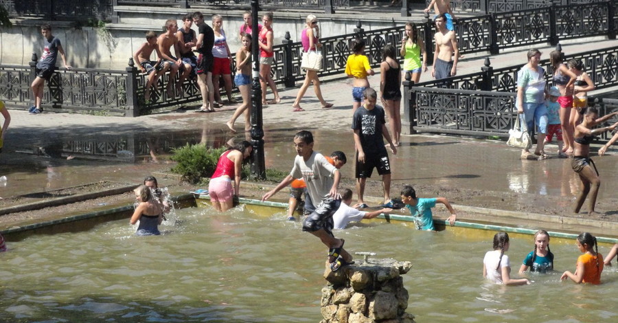 Симферопольские подростки ныряют в фонтаны и топят в воде скамейки