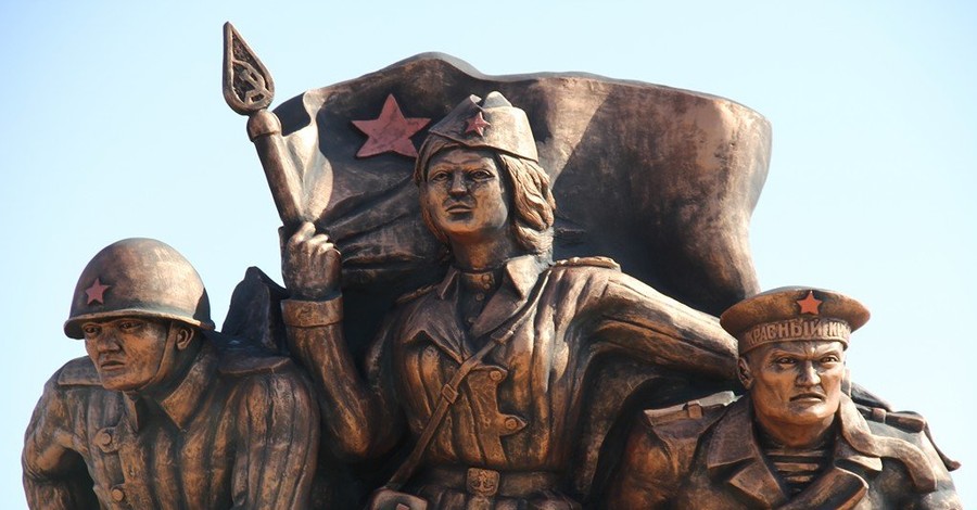Скандал вокруг памятника в Керчи: увековеченных десантников называют 