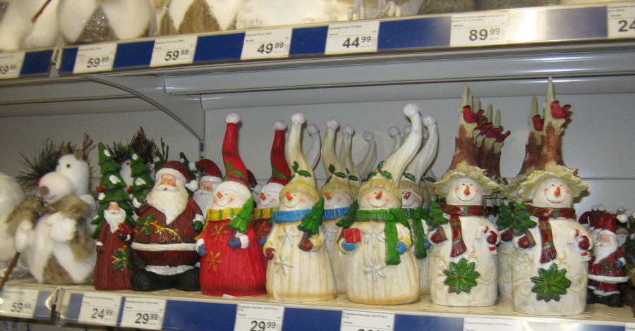 Чем украсить елку: сапожок для подарков, таблички MerryChristmasи Санта вместо Деда Мороза