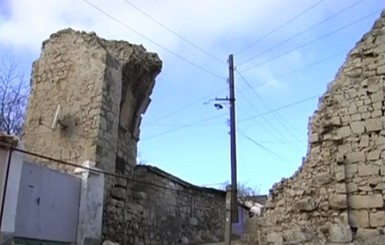 Хулиганам, установившим антенну на Генуэзскую крепость, светит до 5 лет