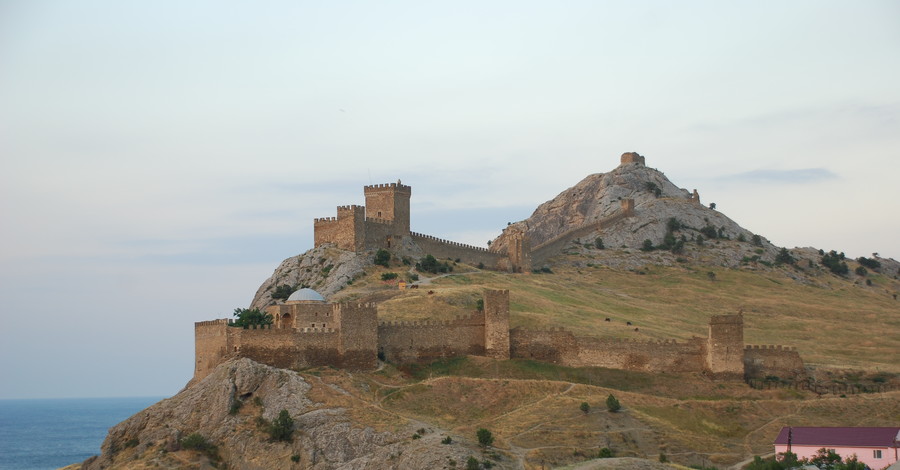 У стен Генуэзской крепости в Судаке строят гостиницу?