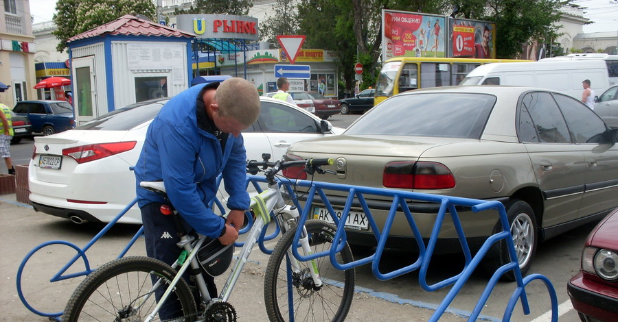 В крымской столице появилась первая велопарковка