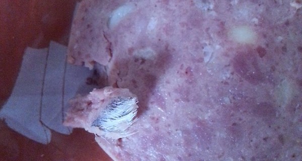 Крымчанин обнаружил в говяжьей колбасе клок шерсти