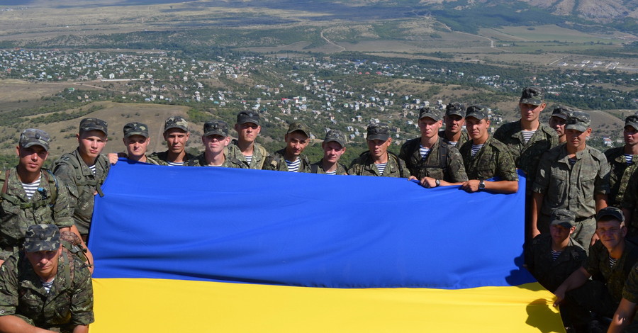 С крымской горы украли украинский флаг, а вместо него повесили советский