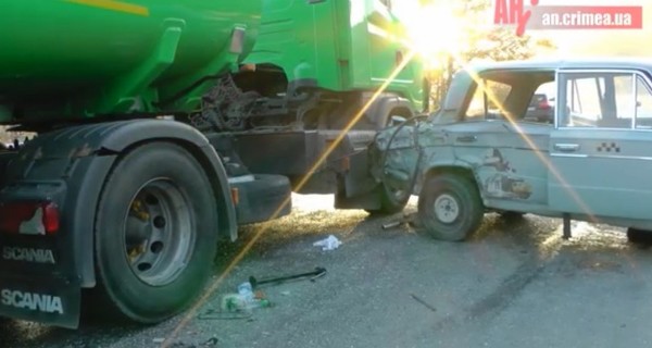 Авария в Севастополе: бензовоз на полной скорости въехал в ВАЗ
