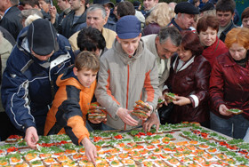 Крымчане поедают сало метрами 