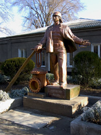 В Евпатории установили памятник водопроводчику 