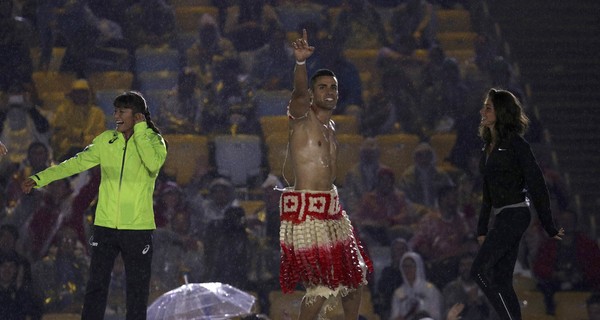 Обнаженный знаменосец из Тонга стал звездой церемонии закрытия Олимпиады в Рио