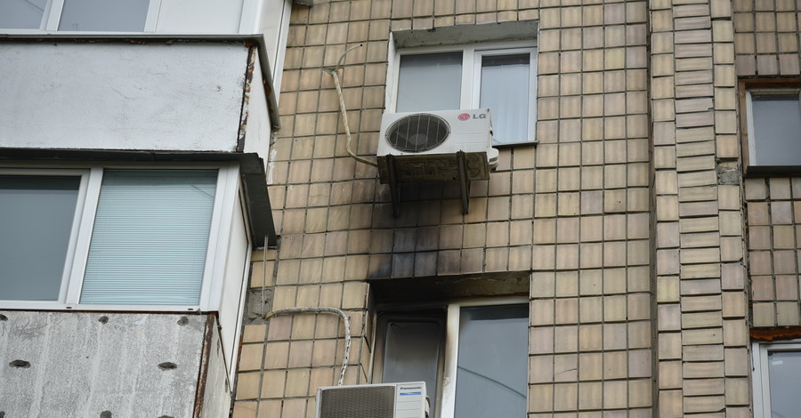 Полицейский спас семью из огня, держась только за простыни на высоте 5 этажа