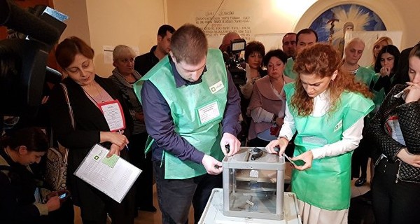 В Грузии голосуют на парламентских выборах без Саакашвили   