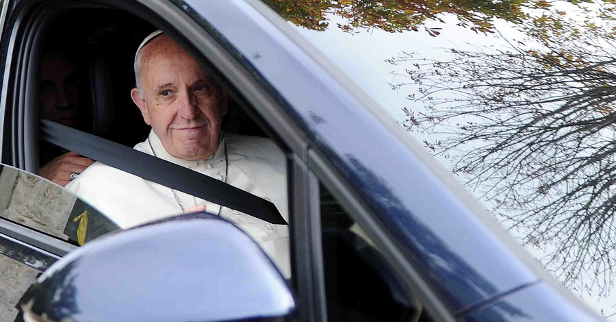 Автомобили Папы Римского продали за рекордно низкую сумму