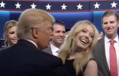 Дочь Дональда Трампа увернулась от поцелуя отца 