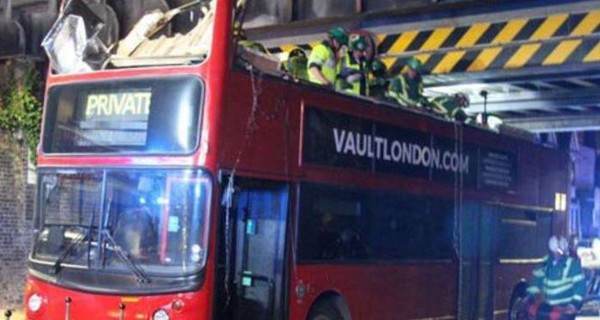 В Лондоне двухэтажный автобус врезался в мост, пострадали 25 человек