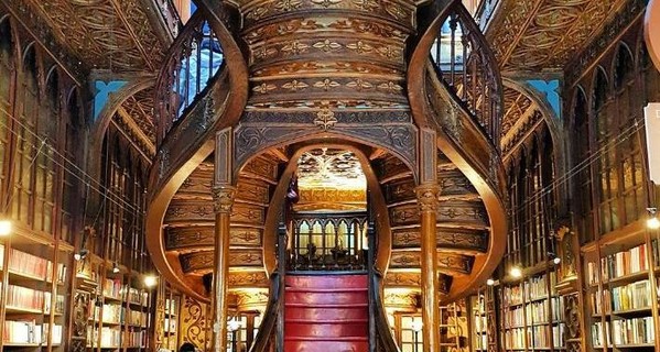 Как выглядит самый красивый дом книг в Европе глазами туристов