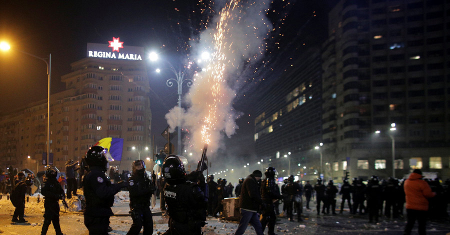 В Румынии четверть миллиона человек вышли на акцию протеста: фоторепортаж