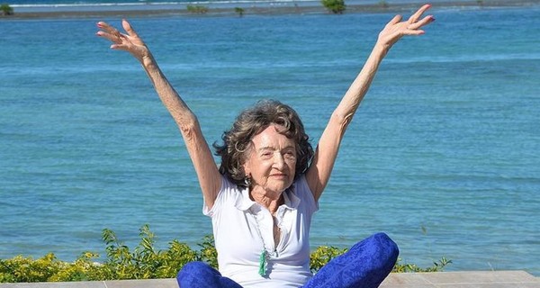 Как выглядит старейший в мире инструктор по йоге