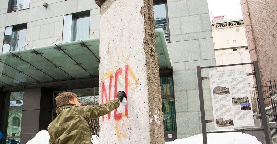 Гончаренко разрисовал Берлинскую стену, протестуя против посла Германии 