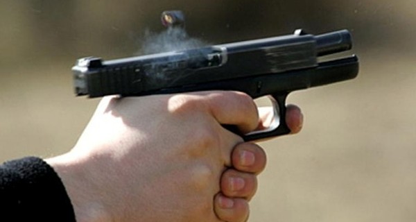 В Житомире руководитель военкомата устроил стрельбу и ударил женщину