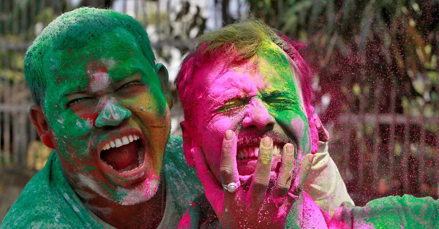 Сочные кадры фееричного фестиваля красок Холи в Индии