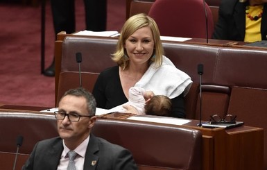 Австралийский сенатор впервые покормила грудью ребенка в парламенте