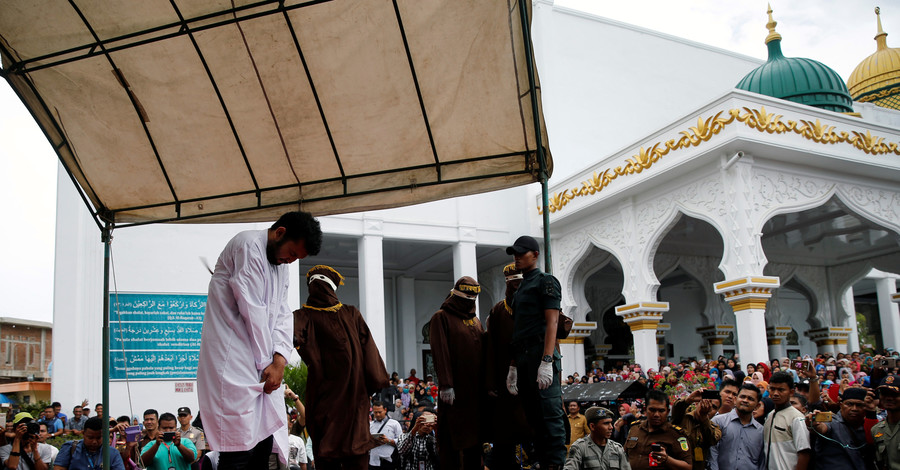 В Индонезии публично выпороли двух геев