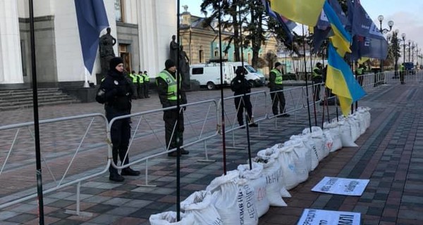 Савченко высыпала под Радой мешки с землей